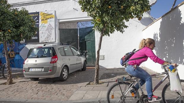 Entrada cerrada al solar del antiguo Cine Andalucía