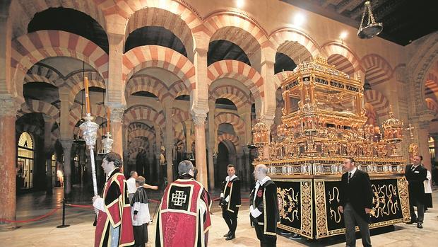 Paso del Sepulcro por la Catedral un Viernes Santo