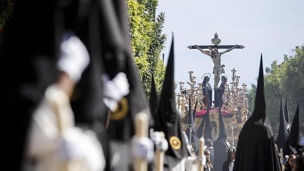 Cortejo de nazarenos con el Cristo del Amor al fondo