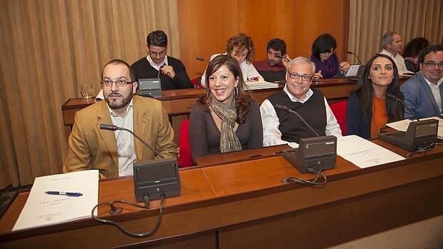 Imagen de la bancada de PSOE e IU, ayer, antes de empezar el Pleno extraordinario