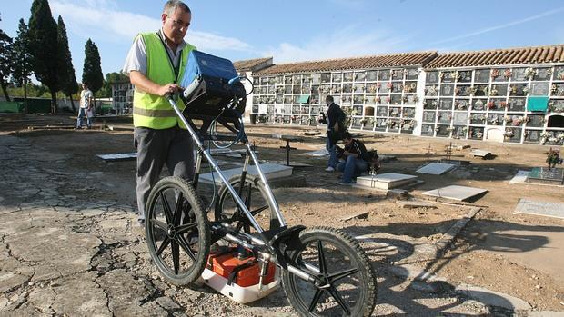 Los procesos de exhumación de cuerpos en fosas comunes han d seguir un riguroso protocolo