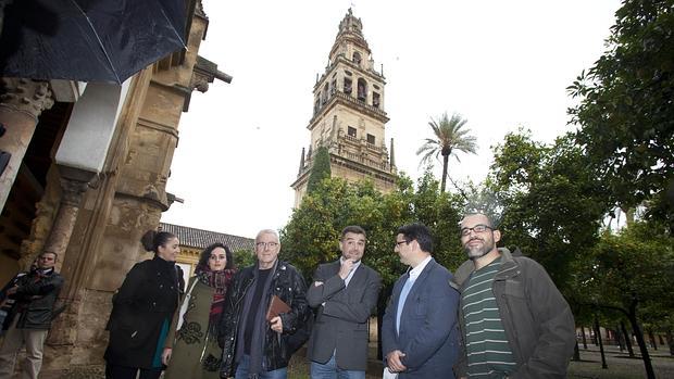 Cayo Lara y Antonio Maíllo junto a Pedro García en el Patio de los Naranjos