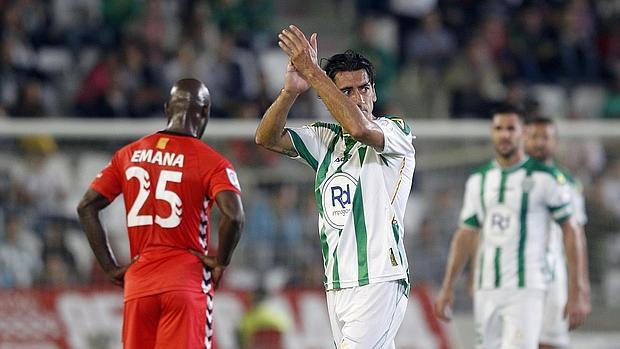 Pedro Ríos saluda al público en el partido ante el Nástic