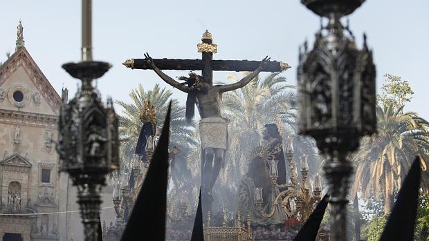 Las dimensiones del paso del Cristo de Gracia dificultan su entrada en la Catedral