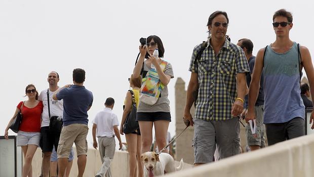 Turistas en el Puente Romano