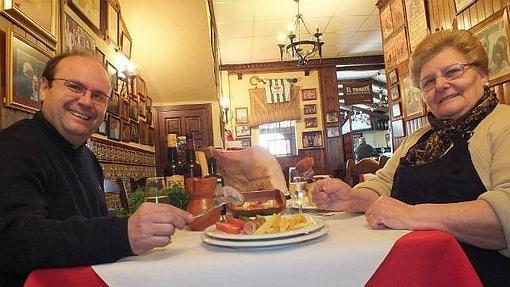 Propietarios de El Tomate saborean un flamenquín