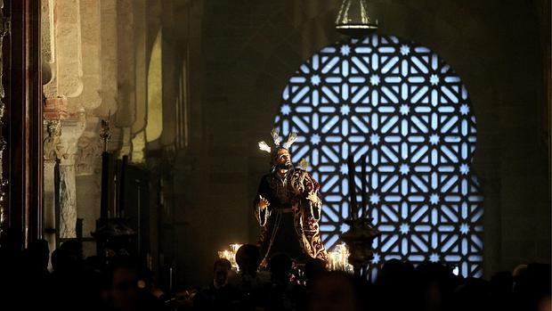 El Señor de la Oración en el Huerto, ante una de las celosías