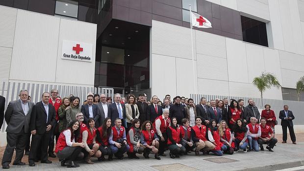 Trabajadores de Cruz Roja y autoridades durante la inauguración de la nueva sede