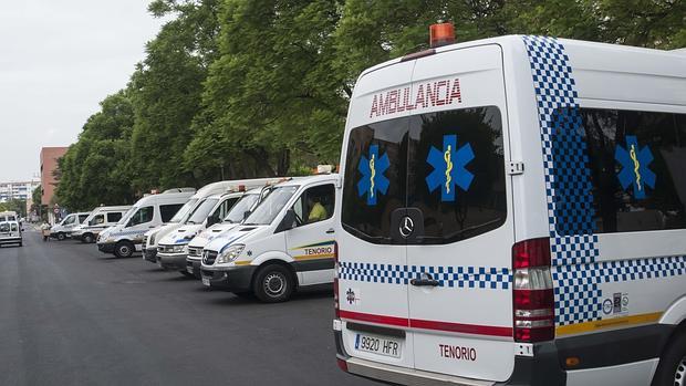 Ambulancias esperan a las puertas de un hospital sevillano