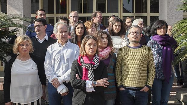 La alcaldesa, junto a concejales de PSOE, IU y Ganemos