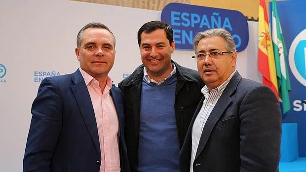 Juanma Moreno, junto a Juan Bueno y Juan Ignacio Zoido hoy en Sevilla