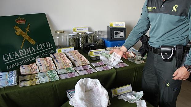 Droga y dinero intervenido en la operación de la Guardia Civil