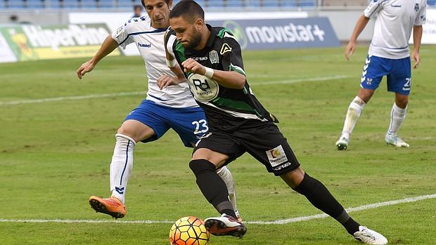 Florin aguanta el balón ante la presión de un rival del Tenerife