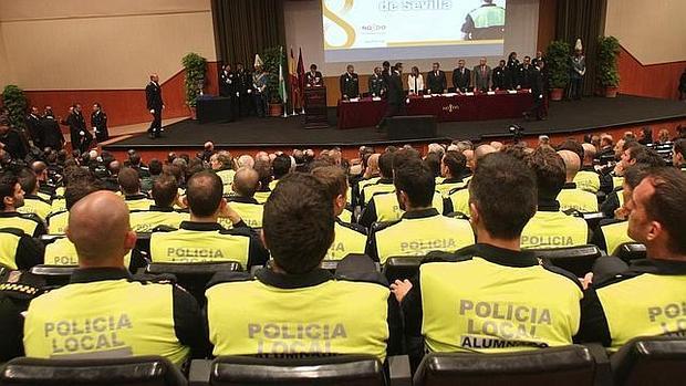 Imagen de archivo de la toma de posesión de nuevos agentes de policía en Sevilla