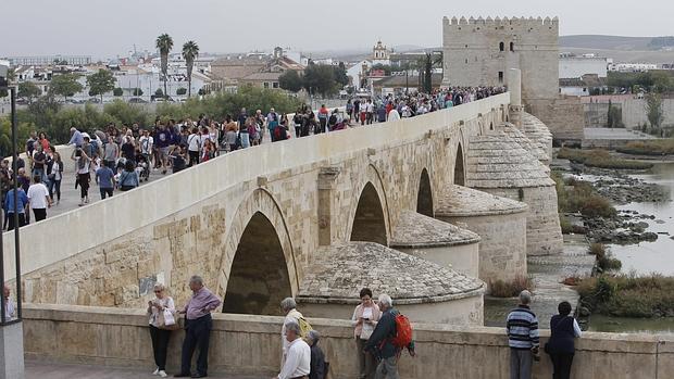 Imagen del Puente Romano, durante el pasado puente del Pilar