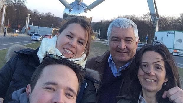 Inmaculada Calero, junto a familiares y amigos en el Atomium de Bruselas