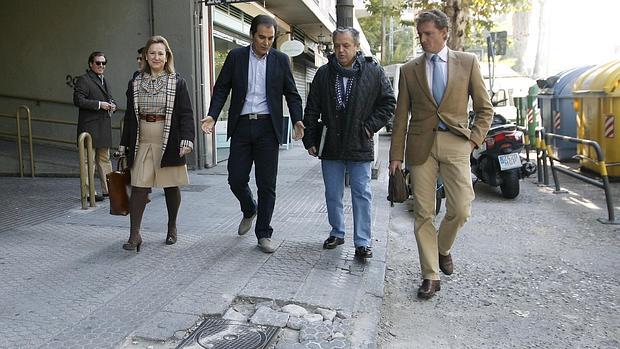 José Antonio Nieto y otros ediles del PP observan el mal estado de la acera de la avenida Cervantes