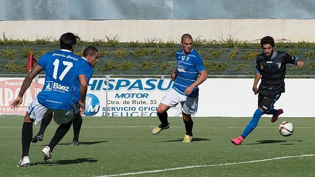 Un jugador del Lucena conduce el balón