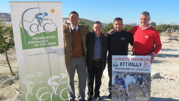 De izquierda a derecha, Manuel Lara Cantizani, Manuel Barea García y dos miembros del Club MTB Puente Vadillo