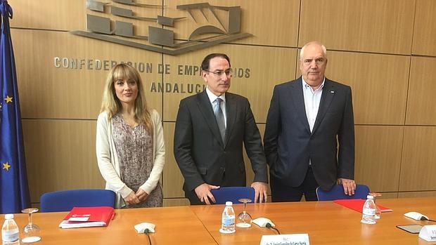 Menos confrontación y más búsqueda de empleo, petición de la CEA, UGT y CCOO a los políticos