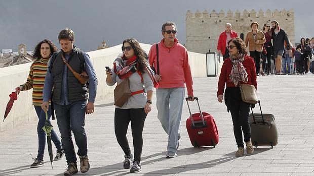 Turistas en el Puente Romano de Córdoba