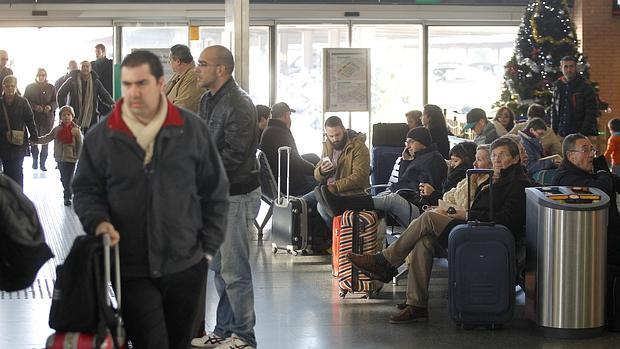 Pasajeros en la estación de trenes de Córdoba capital