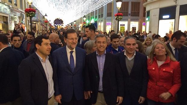 Rajoy «ilumina» su comienzo de campaña en la calle Larios de Málaga