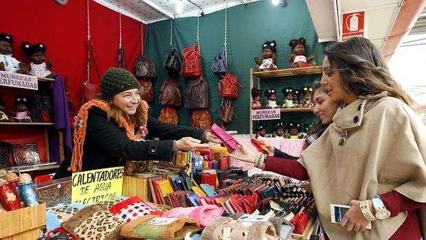 Interior del mercado navideño de Uvaco