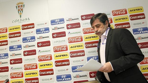 Carlos González, presidente del Córdoba CF, junto a su hijo Alejandro