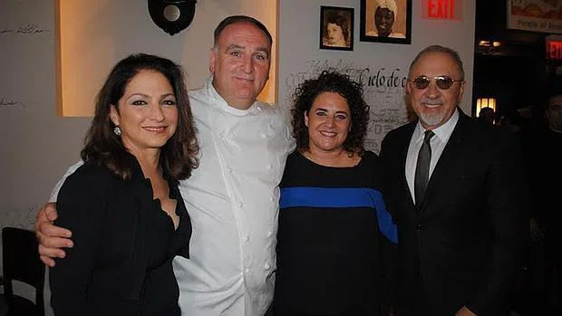 La artista África Aycart junto a Gloria Stefan, su marido y el cocinero José Andrés