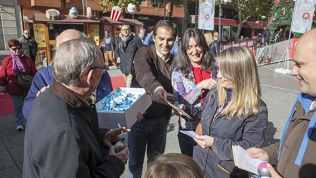 José Antonio Nieto entrega publicidad en el Centro de Córdoba