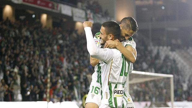 Fidel y Florin Andone se abrazan en el partido ante el Oviedo