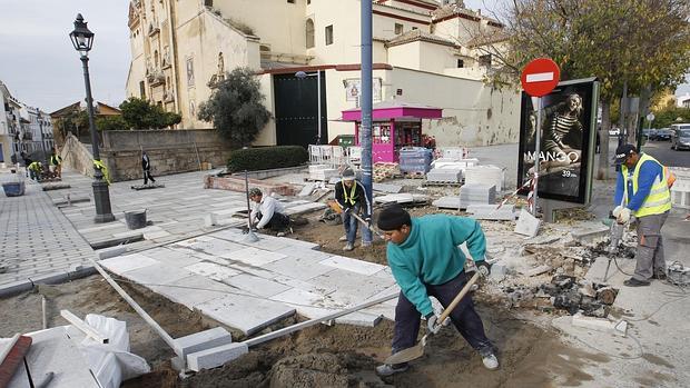 Operarios trabajando en la plaza de los Padres de Gracia