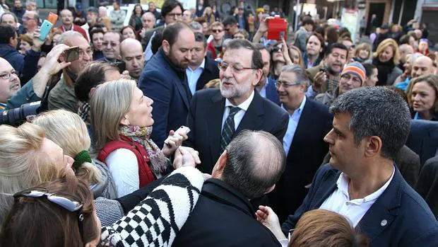 Mariano Rajoy se ha dado un baño de multitudes en Sevilla