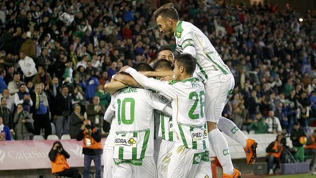 Los jugadores del Córdoba CF celebran un gol con una piña