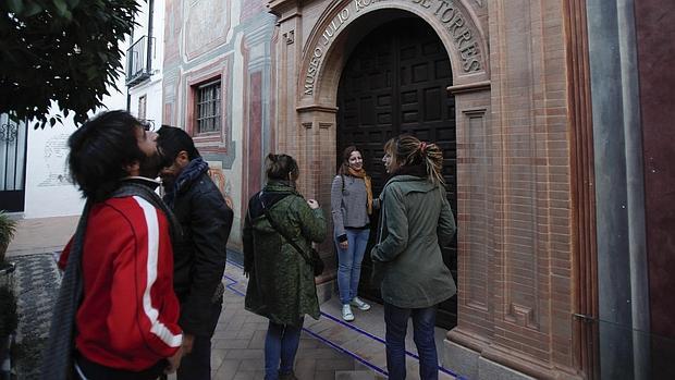 Visitantes ante las puertas cerradas del Museo Julio Romero de Torres