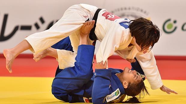 Julia Figueroa, arriba, en un combate con la brasileña Sarah Menezes