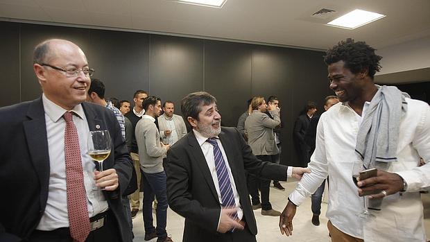 Carlos González sonríe en el aperitivo del almuerzo de Navidad