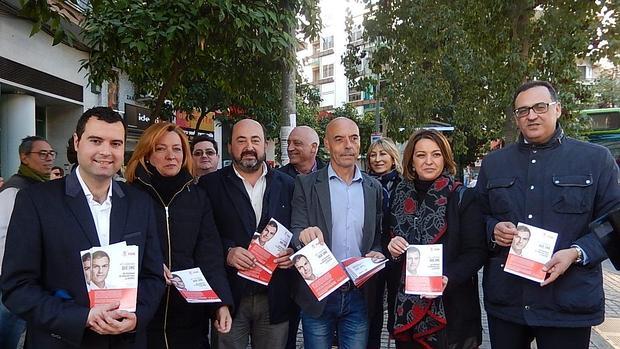 Ambrosio, en el centro, en un acto previo a la campaña en Ciudad Jardín