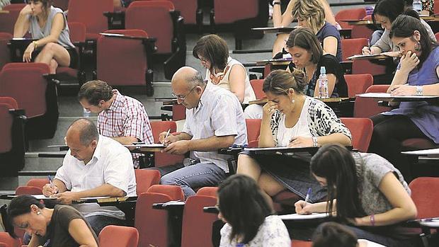 Examen de opositores para acceder a plazas de profesores de Secundaria