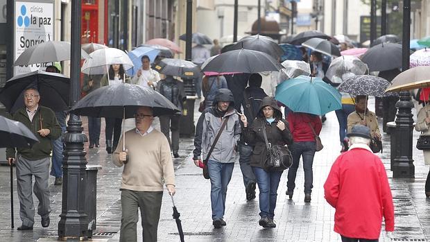 Paraguas en la calle Gondomar en un día de lluvia