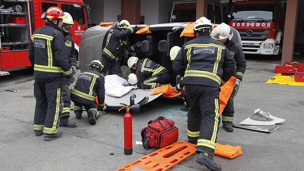 Bomberos del parque principal durante unas prácticas