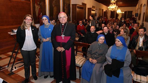 El obispo de Córdoba, junto a la hermana María Lupe Rodrigo, ayer, en el Palacio Episcopal