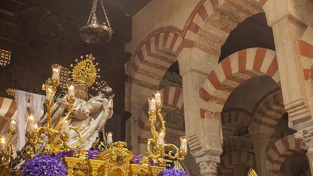 La Virgen de las Angustias por la Catedral