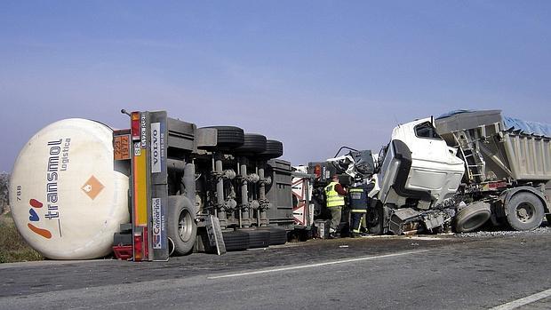 Accidente entre dos camiones en la N-331, en el límite entre Córdoba y Málaga