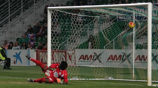 Razak encaja el 1-0 de Sergio León, de penalti, tras la expulsión de Deivid