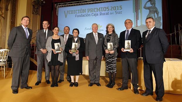 Los premiados, con los representantes de la entidad