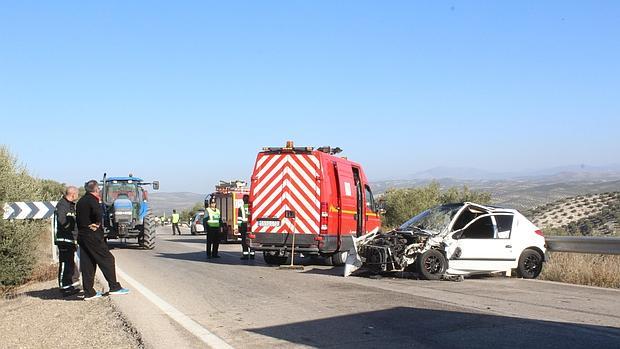 Herido un joven tras chocar su coche contra un tractor en Baena