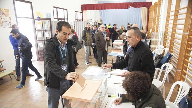 José Antonio Nieto votando esta mañana en el colegio Caballeros de Santiago