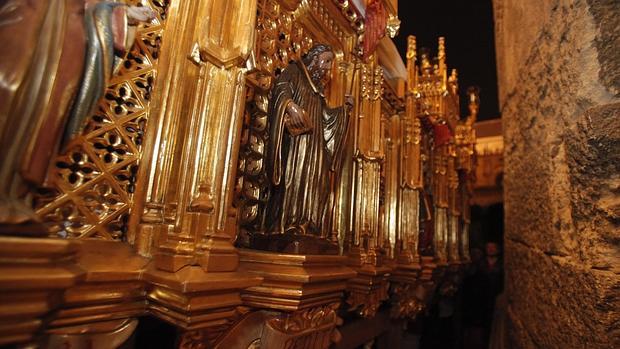 El paso del Cristo de Gracia cruza la Puerta del Perdón en el ensayo